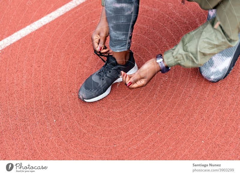 Athletin Sprinterin bindet ihre Schuhe Start Rennen Konkurrenz Leichtathletik wettbewerbsfähig bereit Linie Anfänge konkurrieren Wettbewerber olympisch