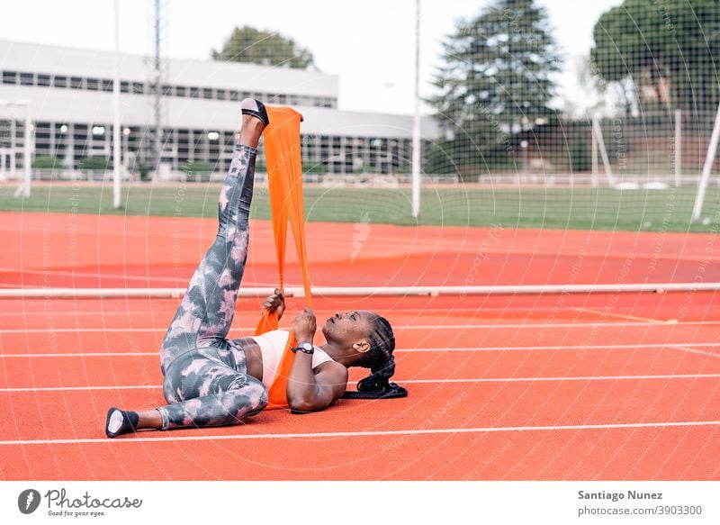 Athletin Sprinterin streckt ihre Beine Kontrolle Rennen laufen Konkurrenz Leichtathletik wettbewerbsfähig bereit Linie Anfänge konkurrieren Wettbewerber