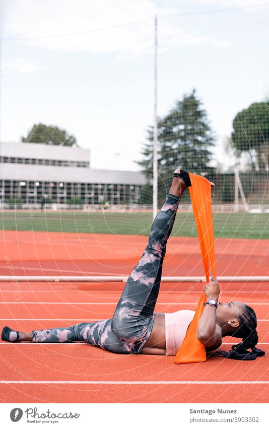 Athletin Sprinterin streckt ihre Beine Kontrolle Rennen laufen Konkurrenz Leichtathletik wettbewerbsfähig bereit Linie Anfänge konkurrieren Wettbewerber