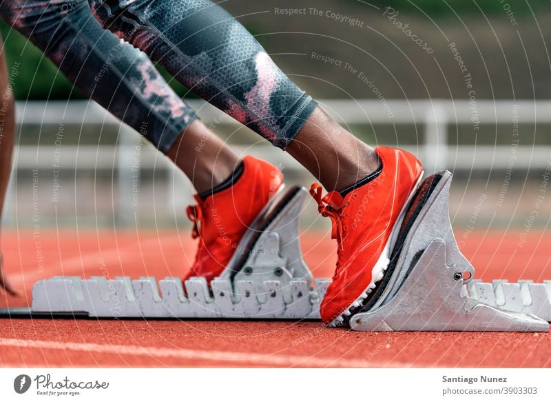 Sportler Sprinter in Startposition Rennen Konkurrenz Athlet Leichtathletik wettbewerbsfähig bereit Linie Anfänge konkurrieren Wettbewerber olympisch Olympiade