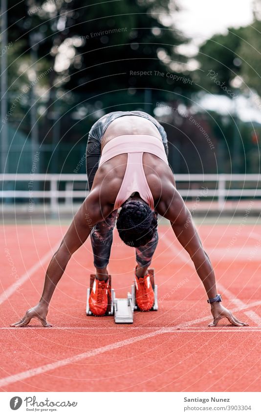 Sportler Sprinter in Startposition Rennen Konkurrenz Athlet Leichtathletik wettbewerbsfähig bereit Linie Anfänge konkurrieren Wettbewerber olympisch Olympiade