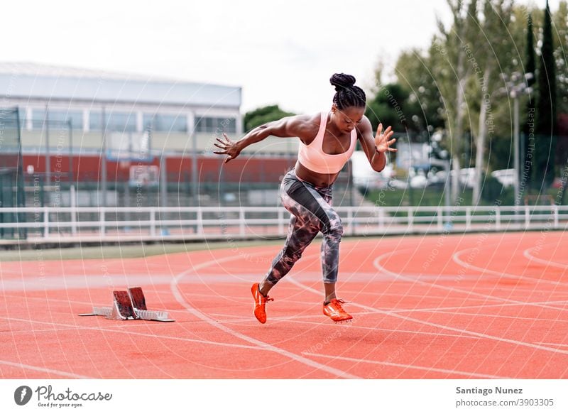 Athlet Sprinter Laufen Kontrolle Rennen laufen Konkurrenz Leichtathletik wettbewerbsfähig bereit Linie Anfänge konkurrieren Wettbewerber olympisch Olympiade