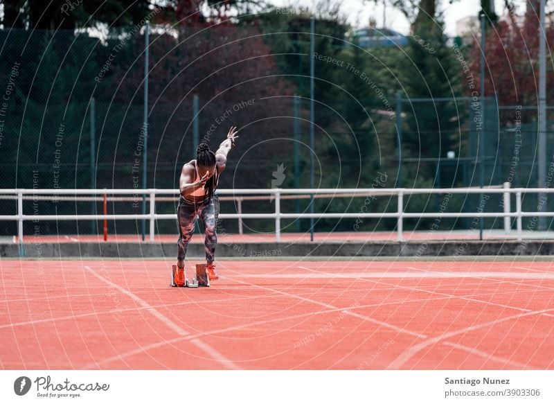 Athlet Sprinter Laufen Kontrolle Rennen laufen Konkurrenz Leichtathletik wettbewerbsfähig bereit Linie Anfänge konkurrieren Wettbewerber olympisch Olympiade