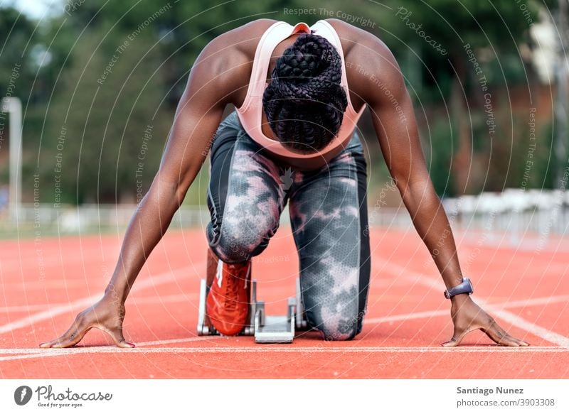 Sportler Sprinter in Startposition Rennen Konkurrenz Athlet Leichtathletik wettbewerbsfähig bereit Linie Anfänge konkurrieren Wettbewerber olympisch Olympiade