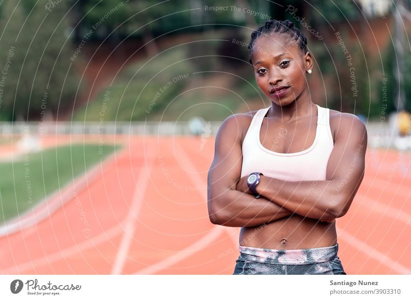 Athlet Sprinter schaut in die Kamera Kontrolle Rennen laufen Konkurrenz Leichtathletik wettbewerbsfähig bereit Linie Anfänge konkurrieren Wettbewerber olympisch