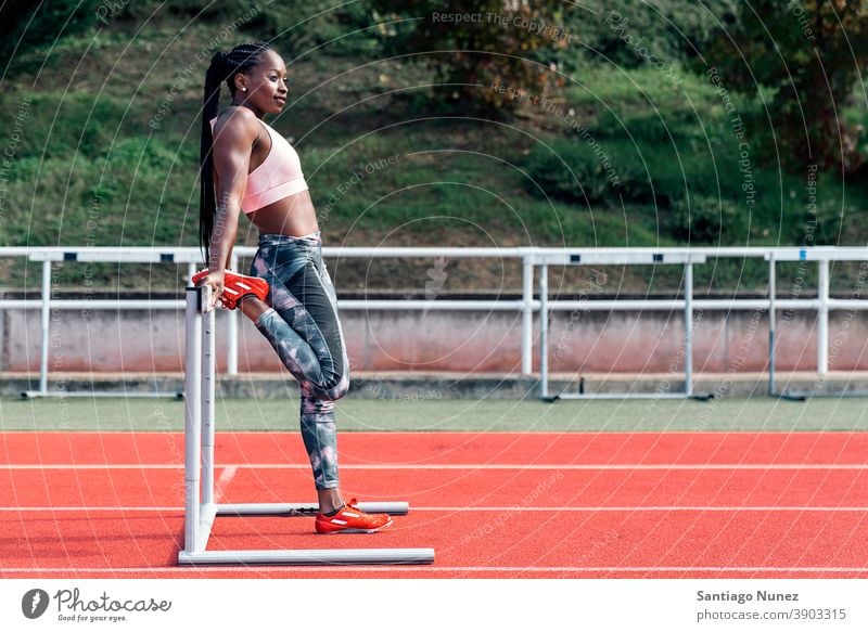 Athletin Sprinterin streckt ihre Beine Kontrolle Rennen laufen Konkurrenz Leichtathletik wettbewerbsfähig bereit Linie Anfänge konkurrieren Wettbewerber