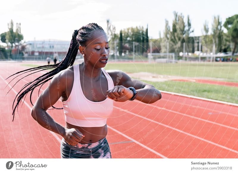 Athlet Sprinter, der beim Laufen auf die Uhr schaut Kontrolle Zeit Zeitpunkt zuschauen Rennen laufen Konkurrenz Leichtathletik wettbewerbsfähig bereit Linie