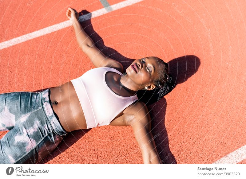 Athlet Sprinter liegend Start Rennen Konkurrenz Leichtathletik wettbewerbsfähig bereit Linie Anfänge konkurrieren Wettbewerber olympisch Olympiade laufen Sport