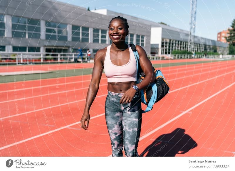 Athlet Sprinter läuft mit Trainingstasche Befriedigung laufen beenden Lächeln Schulter Rennen Konkurrenz Leichtathletik wettbewerbsfähig bereit Linie