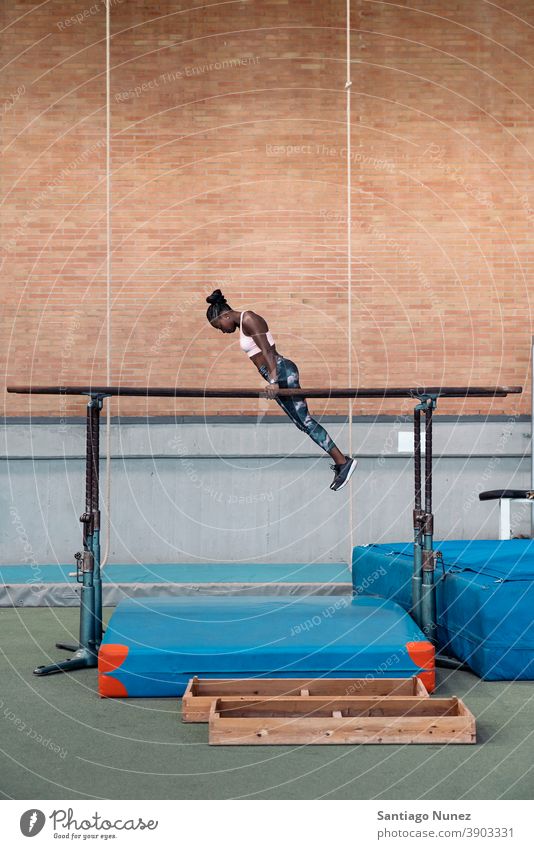 Sportler beim Üben am Barren akrobatisch Aktion aktiv Aktivität Athlet Leichtathletik Gleichgewicht Bars Körper Tageslicht anstrengen Energie Gerät Übung passen