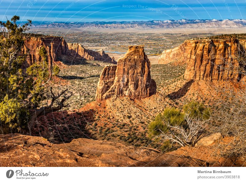 Panoramablick vom Independence Monument Blick auf den Rimrock Drive, Colorado Ansicht des Unabhängigkeitsdenkmals Felgengesteinsantrieb Utah Große Kreuzung