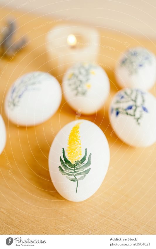 Verschiedene bemalte Eier auf dem Tisch angeordnet Ostern Farbe Aquarell Blume Feiertag religiös Lebensmittel Tradition Lavendel Kerze Frühling Religion Dekor