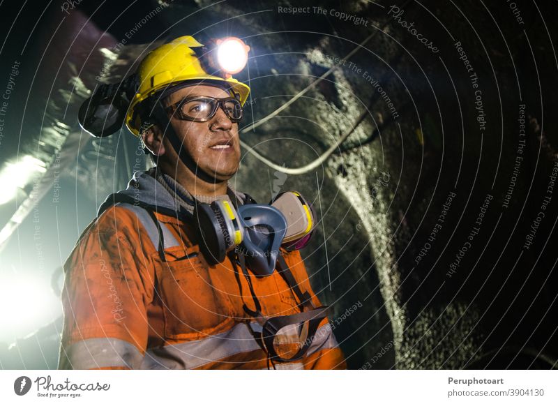 Bergmann in der Mine Bergarbeiter Arbeiter Kohle Mann Sicherheit unterirdisch professionell Schutzhelm Business Maschinenbau hart industriell Wehen männlich