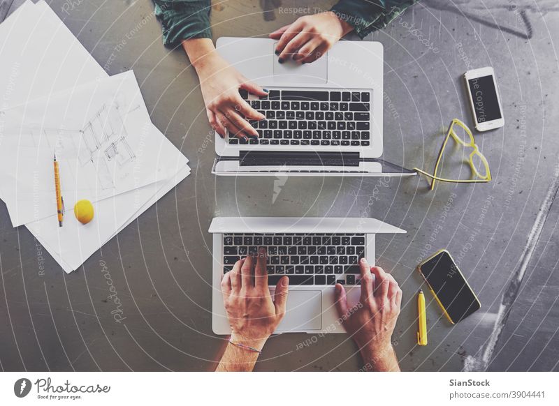 Draufsicht auf Architekten, die am Computer im Büro arbeiten Laptop Business Arbeitsplatz Hände Keyboard Schreibtisch Hand Tisch Technik & Technologie Notebook