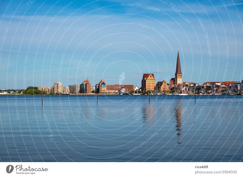 Blick von Gehlsdorf über die Warnow auf die Hansestadt Rostock Fluss Stadthafen Wasser Häuser Gebäude Mecklenburg-Vorpommern Architektur Tourismus Kirche