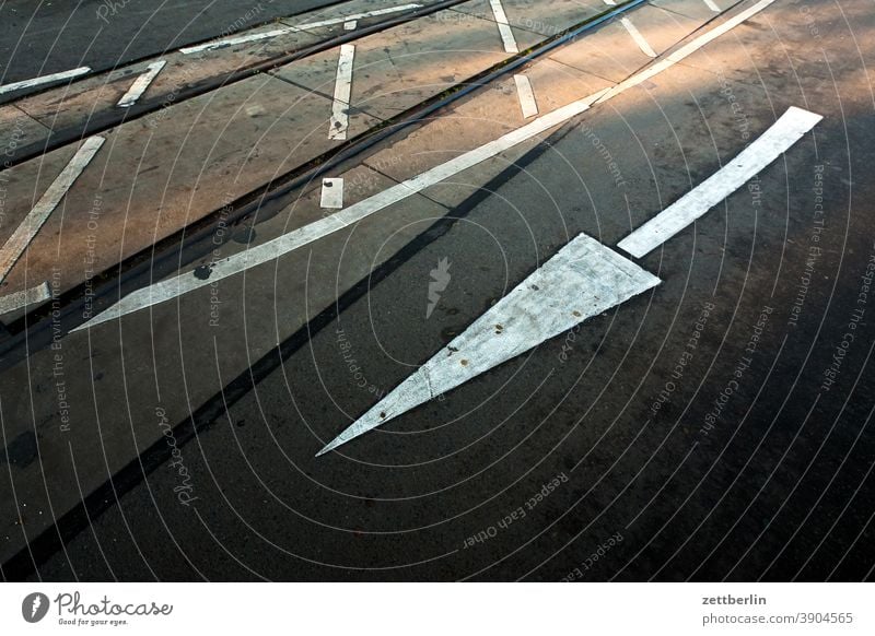 Fahrbahnmarkierung, Pfeil, Gegenverkehr abbiegen asphalt ecke fahrbahnmarkierung fahrrad fahrradweg hinweis kante kurve linie links navi navigation orientierung