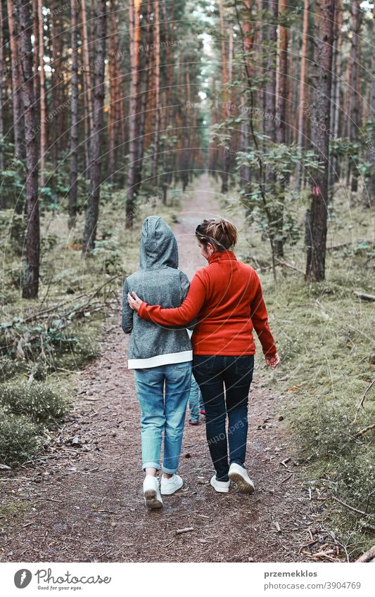 Mutter und ihre kleine Tochter spazieren in den Sommerferien im Wald aktiv Aktivität Ausflugsziel genießen Erkundung Frau grün Wanderung Lifestyle Natur