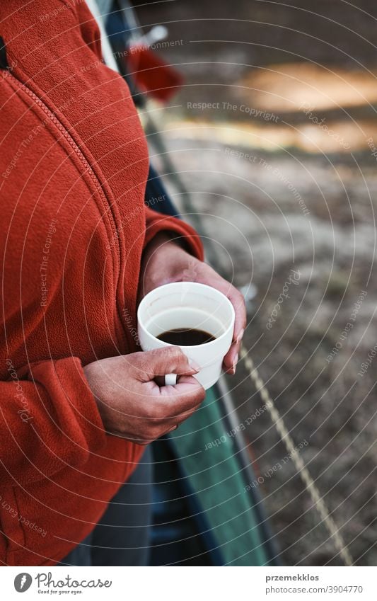 Nahaufnahme einer Frau, die im Freien sitzt und eine Tasse mit Kaffee hält oben Wanderer Ausflug Fernweh Erkundung Lifestyle Picknick Lager Freiheit Urlaub