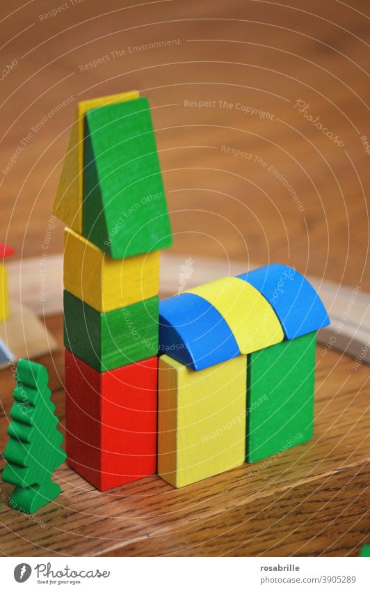 bunte Holzbausteine als kleine Kirche | Farbkombination Spiel Spielzeug bauen Kinder Kinderspielzeug Bausteine lackiert aufbauen stapeln spielen spielerisch