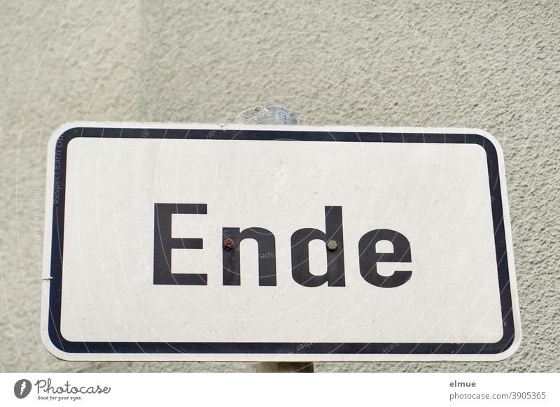 auf dem weißen, eingerahmten Metallschild steht "Ende" in schwarzen Druckbuchstaben / Schluss Schild Ziel fertig Mitteilung Anfang vom Ende Auftakt