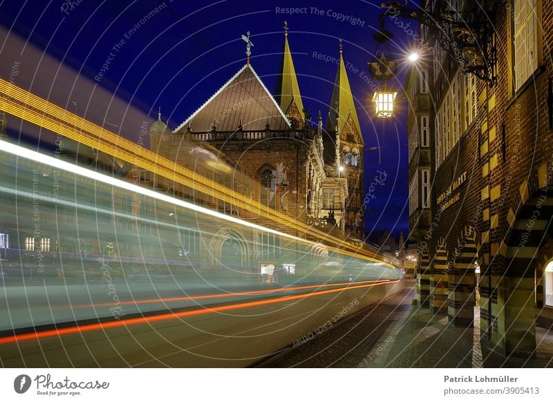 Verkehr in Bremen bremen rathaus verkehr straßenbahn bewegung beleuchtet nachtaufnahme backsteingotik sightseeing lichtspur langzeitbelichtung urlaub reisen