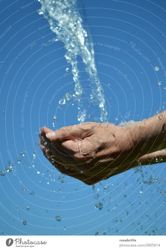 erfrischendes Wasser fällt in wartende geöffnete Hände Leben Erfrischung Durst Durstlöscher Himmel Trinkwasser durstig trinken halten leer füllen überfließen