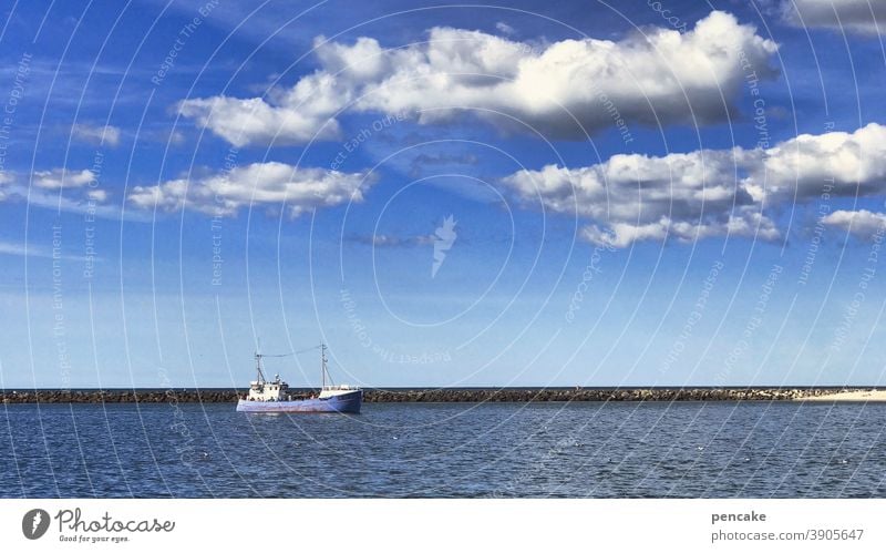 jetzt aber schnell | in den sicheren hafen Wasser Schiff Hafen wolken Küste fischfang Nordsee Dänemark Hafeneinfahrt