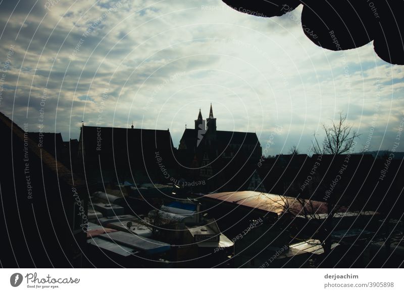 Blick von der Stadtmauer nach Rothenburg  ob der Tauber, im Gegenlicht.  Architektur der Kirche sowie Häuser . Himmel Haus Fenster Menschenleer Fassade Farbfoto