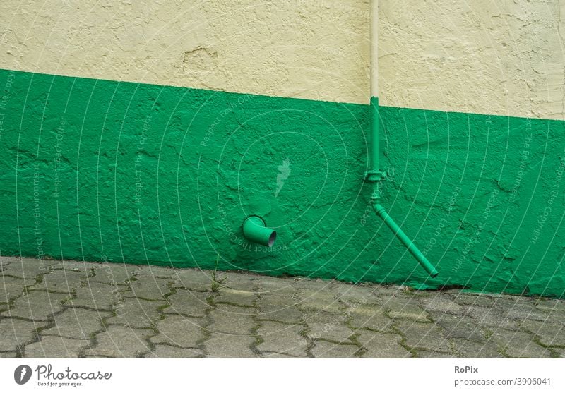 Detail einer alten Hauswand. Mauer Stein Wand wall Rohr lasiert Architektur Stadt urban städtisch Kunst Lasur Mauerwerk Stone art Ornamente Ton Fallrohr