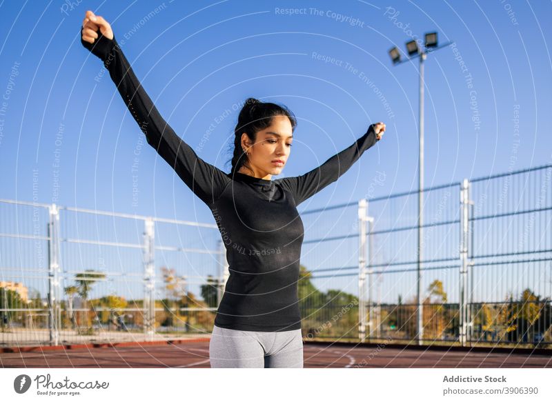 Schlanke Frau beim Aufwärmen der Arme beim Calisthenics-Training Dehnung Sportlerin calisthenics Bestimmen Sie Sportpark passen schlank schlanke Sportbekleidung