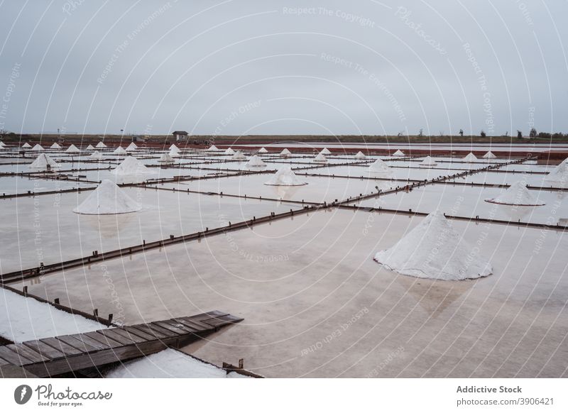 Landschaft der Salzteiche unter bewölktem Himmel Teich Feld Fabrik Ernte Natur Umwelt Ressource Kristalle Bauernhof Taiwan Tainan jingzaijiao Asien anziehen