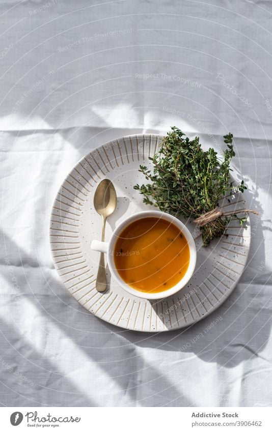 Leckere Kürbissuppe in Schale auf dem Tisch Suppe Schalen & Schüsseln Mittagessen lecker Lebensmittel Gesundheit selbstgemacht Ernährung Haufen Kraut