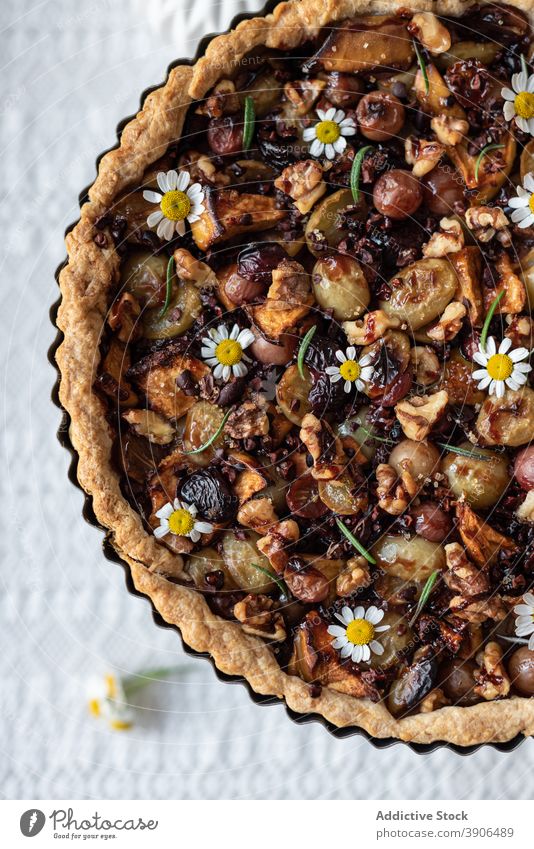 Leckere Torte mit Trockenbeeren Beeren trocknen getrocknet Dessert rustikal Tisch Blume süß Leckerbissen dienen lecker verschiedene Lebensmittel Blumenstrauß