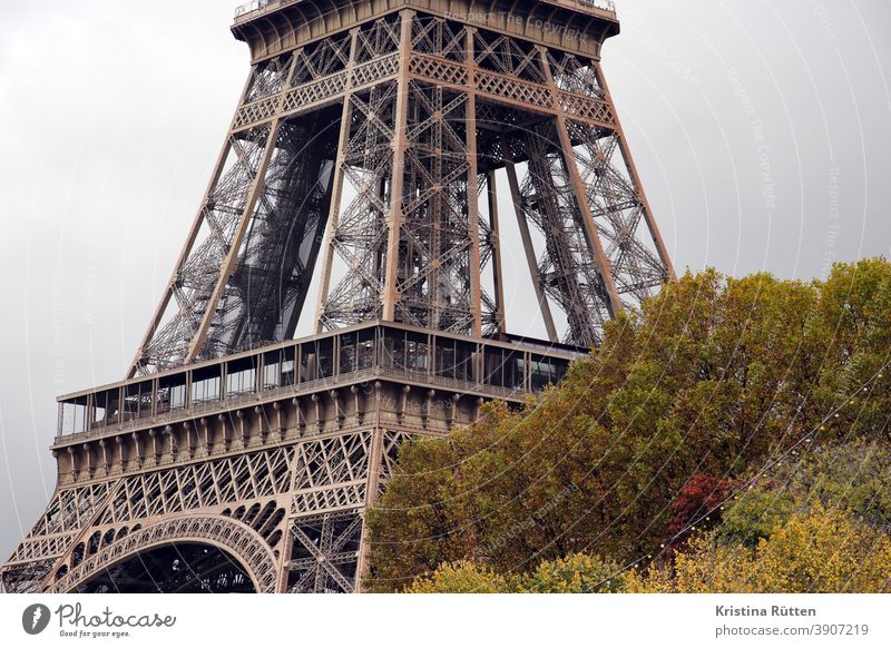 eiffelturm detail wahrzeichen sehenswürdigkeit paris architektur bauwerk ausschnitt erste etage ansicht bogenkonstruktion fries namen eisenturm