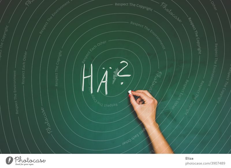 Eine Hand schreibt Hä? mit Kreide auf eine Tafel Unverständnis nicht verstehen Ratlosigkeit Fragen Verwirrung Warum unwissend Kommunikation schwer von Begriff