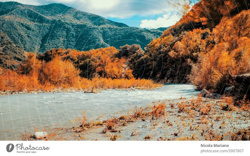 Herbst Berg und Fluss lange Belichtung Foto Langzeitbelichtung Seidenwasser fallen Holz