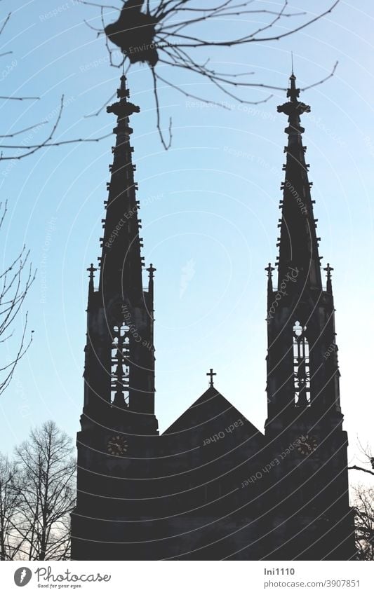 Silhouette der Evangelischen Stadtkirche Baden-Baden Kirche Gotteshaus Innenstadt blaue Stunde Türme Kirchtürme Zifferblätter Teilansicht Winter