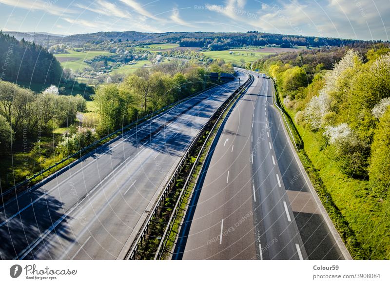 Autobahn-Landschaft Deutschland reisen Geschwindigkeit Fahrzeug PKW Straße Verkehr Bewegung Asphalt Laufwerk Himmel Fernstraße Transport Europa blau Lastwagen