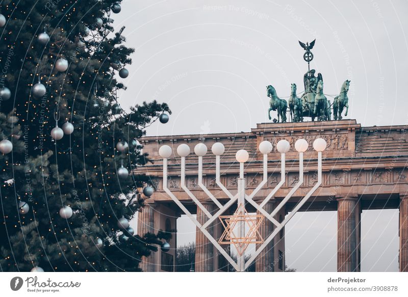 Zwei religiöse Feiern am Brandenburger Tor in Berlin pandemie Virus Coronavirus SARS-CoV-2 Corona-Virus coronavirus Herbst Maskenpflicht COVID covid-19