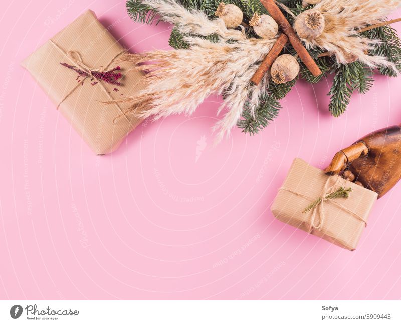 Minimale Xmas-Flachlegung mit Geschenken auf Pink Weihnachten Winter Hand rosa Beteiligung präsentieren Totenkranz Hintergrund Feiertag Tanne Jahr Ast Boxsport