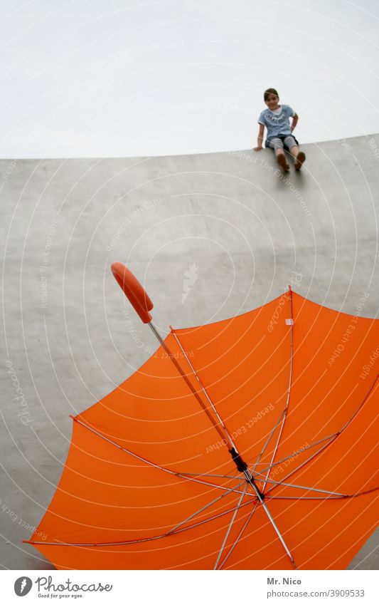 rutsch mir doch den buckel runter orange Rutsche umbrella silber rot Regenschirm Wolken Wetter Himmel Mädchen Kind Schutz Wetterschutz sitzen erfrischend