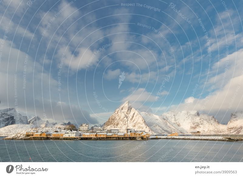 Sakrisoy auf den Lofoten Sakrisøy Norwegen Insel Fjord Berge Winter Schnee Urlaub Reise Meer Küste Nordmeer Skandinavien Rorbuer Fischerdorf Dorf Hüttenferien