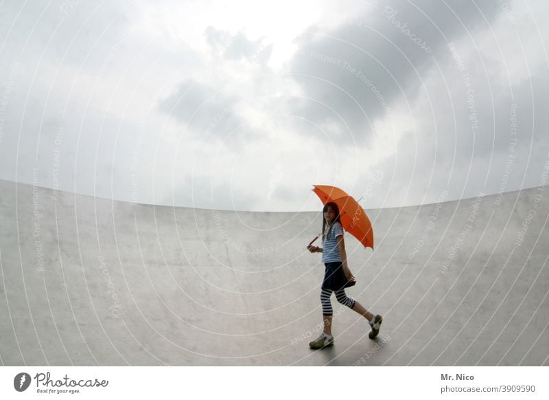 Am Rand angekommen Regenschirm Himmel Wolken Wetter schlechtes Wetter rot silber grau umbrella orange nass werden abgeschirmt beschirmt wetterbedingungen Rampe