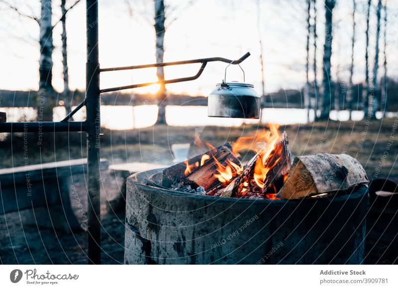 Topf hängt über Lagerfeuer im Wald Winter erwärmen Flamme Feuer gemütlich Wälder Sonnenuntergang Natur Freudenfeuer Saison warm Brennholz Metall hell