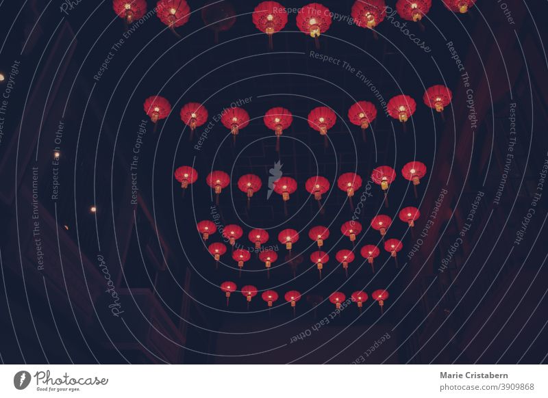 Traditionelle chinesische Laternen schmücken die Straßen während des Mittherbstfestes oder Mondkuchenfestes chinesische Kultur Chinesische Laternen