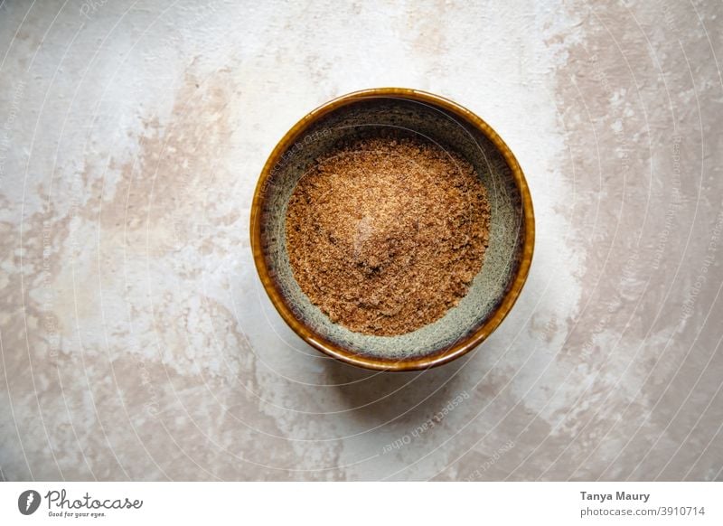 Schale mit braunem Zucker auf einem Tisch süß Küche Dessert obere Ansicht Rezept Bäckerei backen Arbeitsbereich selbstgebacken selbstgemacht vereinzelt