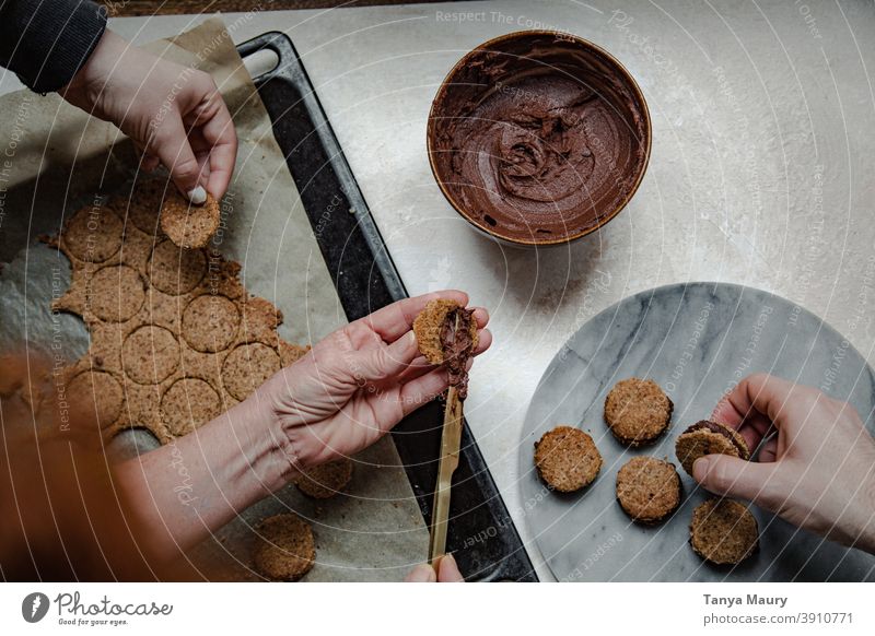 Familie macht vegane Sandwich-Kekse Selbstverpflegung Foodfotografie Vegane Ernährung Essen und Trinken Food-Styling Frau Backwaren Plätzchenteig Kekse backen