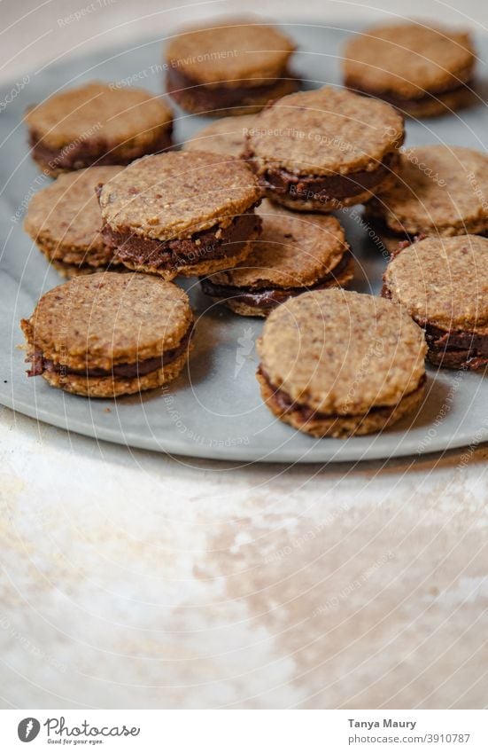 Nahaufnahme von veganen und glutenfreien Sandwich-Keksen Foodfotografie Vegane Ernährung Essen und Trinken Food-Styling Backwaren Plätzchenteig Kekse backen