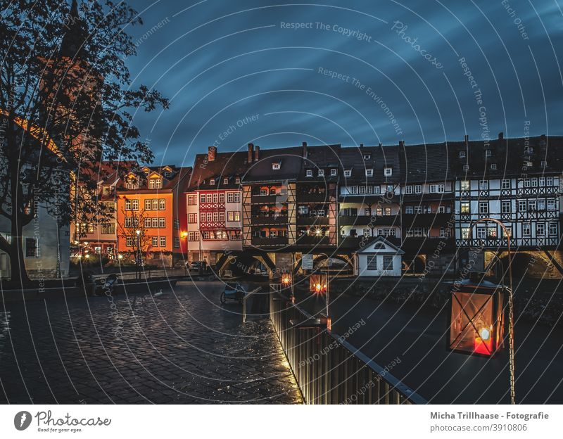 Krämerbrücke Erfurt am Abend Thüringen Stadt Nacht Altstadt Touristen Tourismus reisen Städtereise Urlaub Kirche Kirchturm Laternen beleuchtet Geschichte Kultur