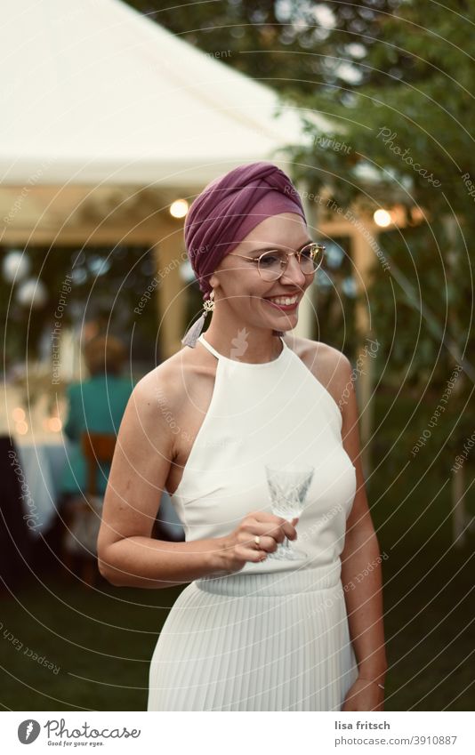 BRAUT - GARTEN - HOCHZEIT Braut Garten Hochzeit Vintage Brautkleid Farbfoto Feste & Feiern modern hübsch Brille Kopfbedeckung Außenaufnahme Erwachsene Frau